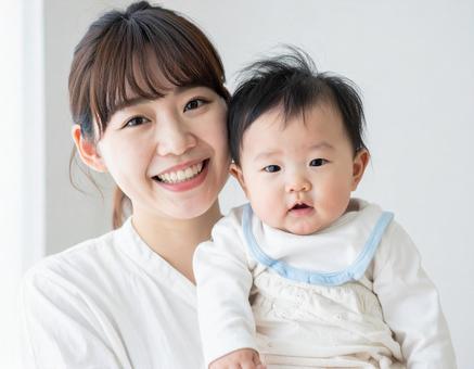 赤ちゃんを抱く若いお母さん 赤ちゃんを抱く若いお母さんの写真