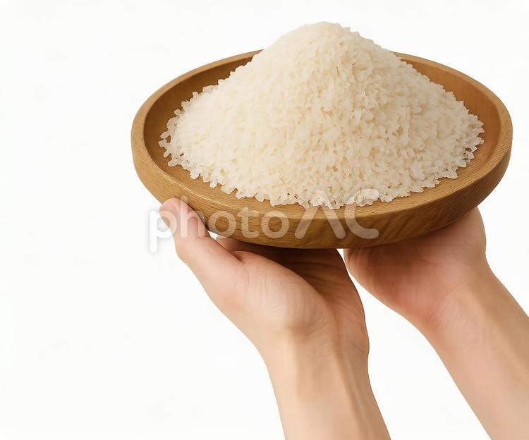 木の平たいお盆にお米を持って両手で支える 食べ物,食事,食品の写真素材