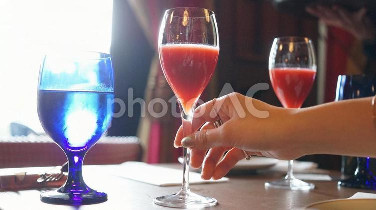 グラスを片手に持った女性の手 ワイン,グラス,シャンパンの写真素材