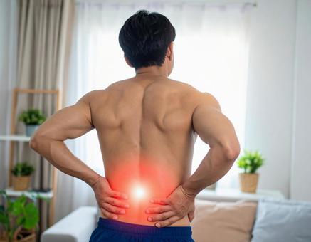 腰に痛みを感じる男性 腰に痛みを感じる男性の写真