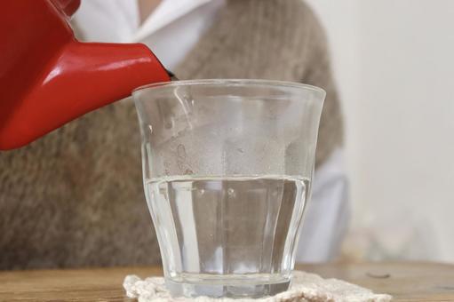 お湯を注ぐ女性 お湯,注ぐ,女性の写真素材