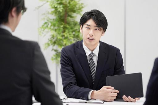 Japanese male businessman explaining face-to-face, affari, visita le vendite, contratto, JPG