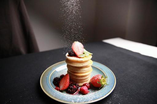 パウダーシュガーをふりかける パンケーキ,イチゴ,食べ物の写真素材