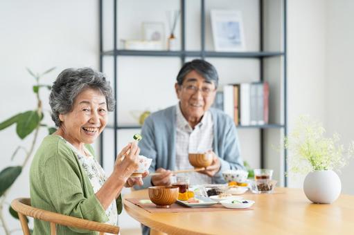 朝食を食べるシニアの夫婦 朝食を食べるシニアの夫婦 食事,食卓,シニアの写真素材