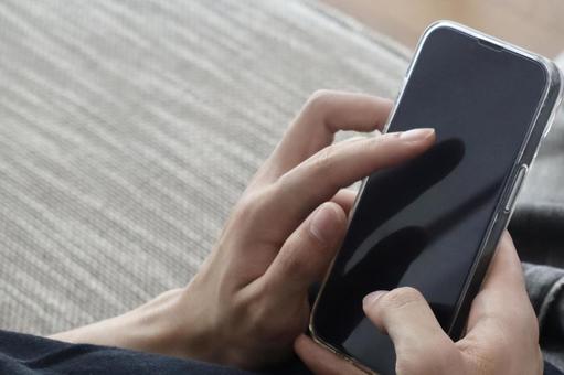 スマホを指さす男性の手 スマホを指さす男性の手の写真