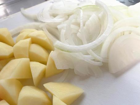 まな板の上でカットしたじゃがいもと玉ねぎ まな板の上でカットしたじゃがいもと玉ねぎ 野菜,まな板,じゃがいもの写真素材