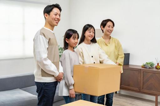 ダンボールに物を入れる家族 ダンボールに物を入れる家族 家族,引っ越し,引越しの写真素材