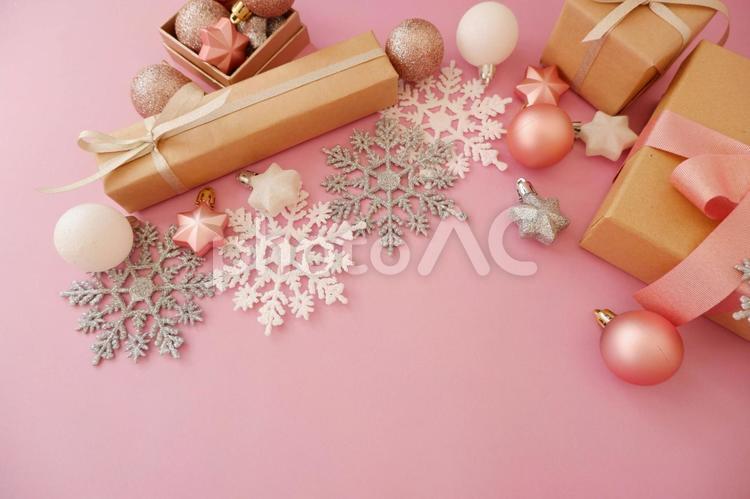 ピンク背景にオーナメントとギフトボックス 冬,クリスマス,ピンクの写真素材