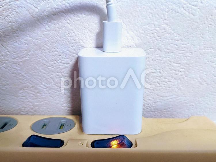 コンセントに差し込んだ携帯の充電コード 携帯,充電コード,充電器の写真素材