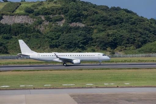 昼の光の中で長崎空港を離陸する旅客機 昼の光の中で長崎空港を離陸する旅客機の写真