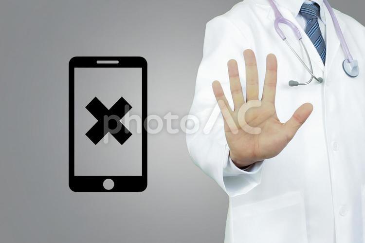 医師　薬剤師　歯科医　白衣とスマホ 医師,薬剤師,歯科医の写真素材