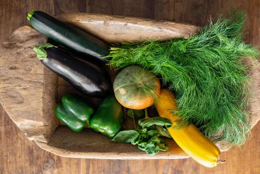 木製の入れ物に入ったナスやカボチャ ズッキーニ,黄色,カボチャの写真素材