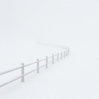 白霧へ曲がる柵 白霧へ曲がる柵の写真