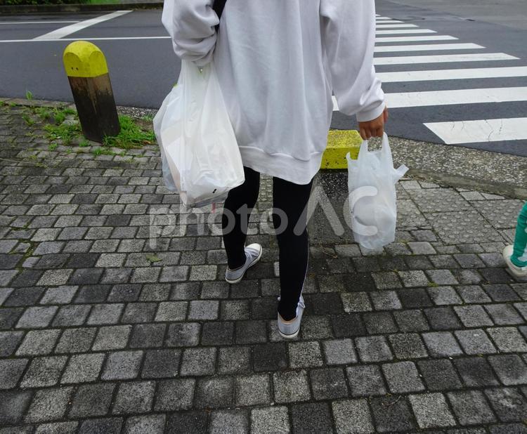 買い物袋をさげて 女性,ママ,買い物袋の写真素材