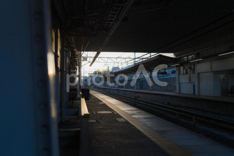 夕方の駅のホーム ホーム,駅,夕方の写真素材