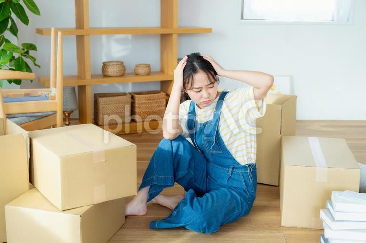 引越しの準備をする若い女性 引越し,女性,悩むの写真素材