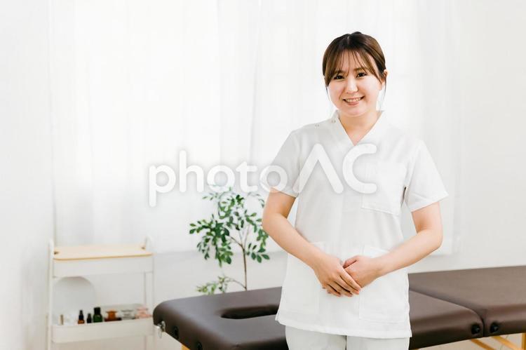 整体師・マッサージ師の日本人女性（整骨） 整体,マッサージ,整体師の写真素材