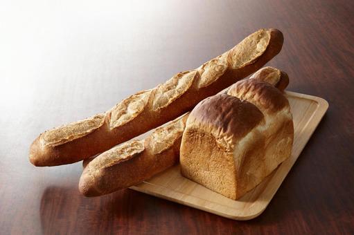 フランスパンと山食 フランスパンと山食 フランスパン,2本,食パンの写真素材