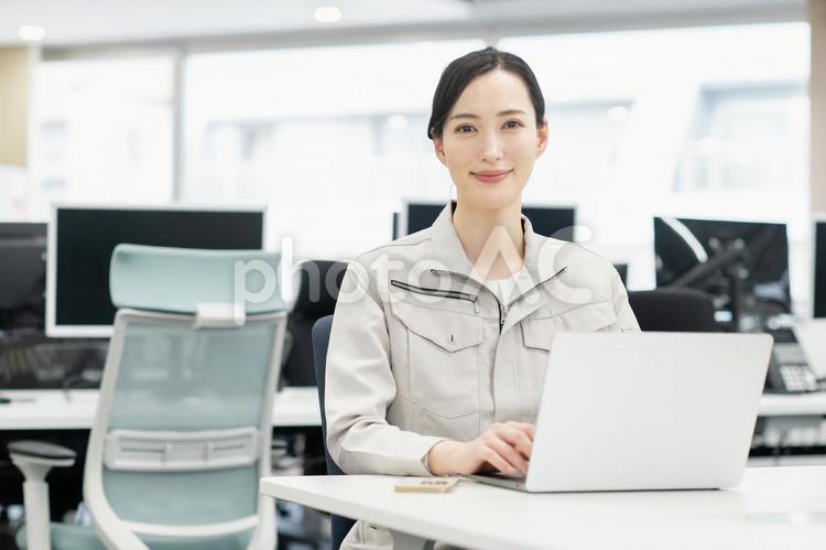 オフィスで仕事する女性エンジニア 若い,女性,エンジニアの写真素材