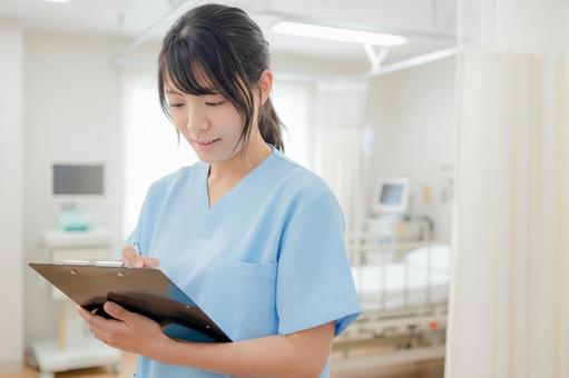 カルテをチェックする医療女性 カルテをチェックする医療女性 患者,看護師,医療従事者の写真素材