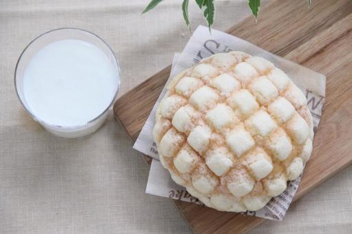 牛乳とメロンパン(俯瞰) 牛乳とメロンパン(俯瞰) メロンパン,牛乳,菓子パンの写真素材