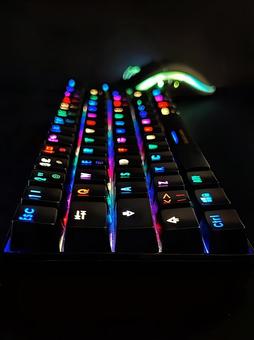 虹色に光るゲーミングキーボードとマウス 虹色に光るゲーミングキーボードとマウス ゲーミングキーボード,マウス,ゲームの写真素材