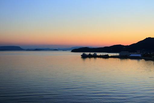 瀬戸内海の美しい海と夕暮れ 瀬戸内海の美しい海と夕暮れの写真