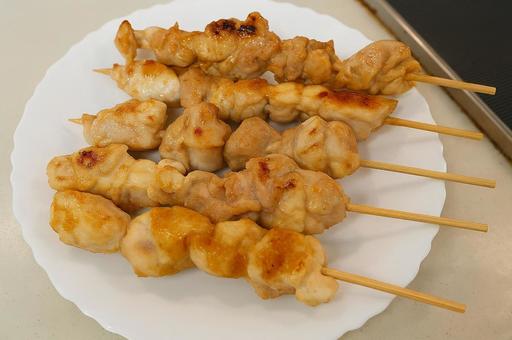 家庭で楽しむ焼き鳥の写真