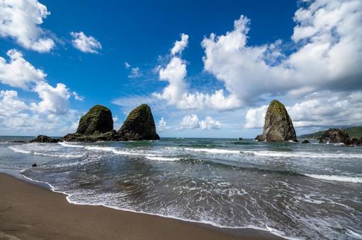 波の音が響く三本杉岩の海岸 波の音が響く三本杉岩の海岸 三本杉岩,奇岩,岩の写真素材