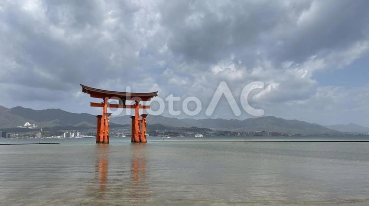 【広島】厳島神社の風景 宮島,島,海の写真素材