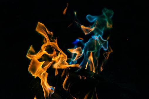 暗闇に広がる炎 暗闇に広がる炎 オレンジ,青,炎の写真素材
