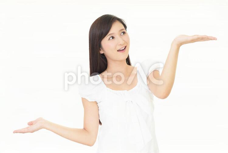 掌を見せる笑顔の女性 女性,女,笑顔の写真素材