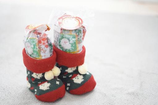 毛糸で編まれたクリスマスブーツ（2個） お菓子,クリスマス,ブーツの写真素材