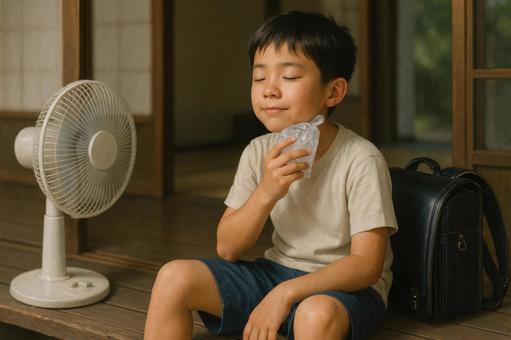 氷袋で涼をとる小学生 氷袋で涼をとる小学生の写真