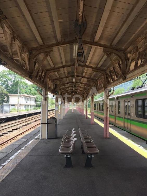 駅のホーム 縦位置,ホーム,駅構内の写真素材