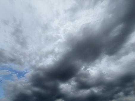 雨を降らせそうな雲 雨を降らせそうな雲の写真