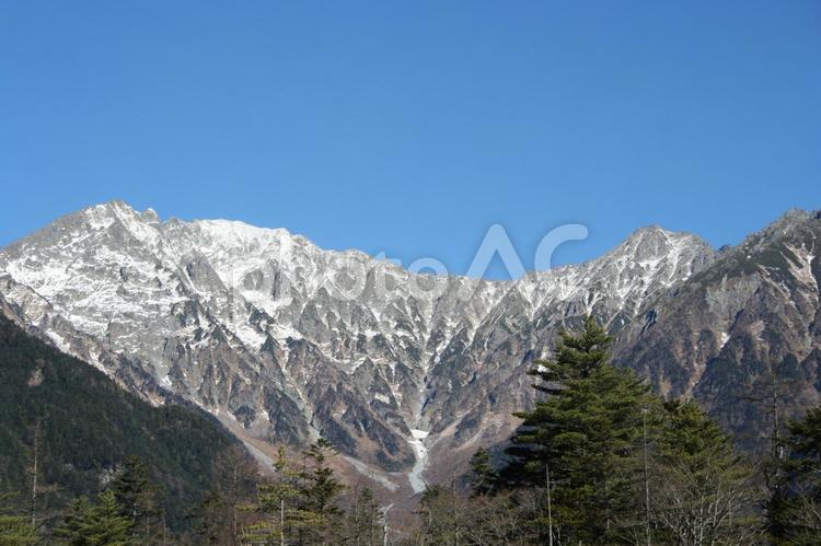 上高地の青空と雪山の風景 上高地,山,空の写真素材