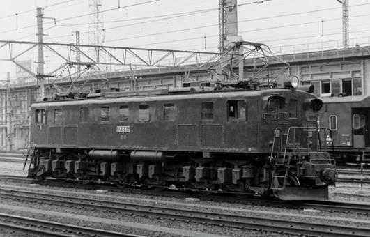 停車中のEF15 65号機 停車中のEF15 65号機の写真