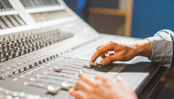 レコーディングスタジオで働くエンジニアの写真