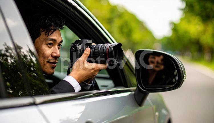 scoop!　車からカメラを構える男性 撮影,取材,パパラッチの写真素材
