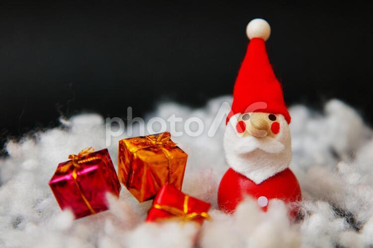 クリスマス10-サンタとプレゼント- クリスマス,xmas,クリスマスイブの写真素材