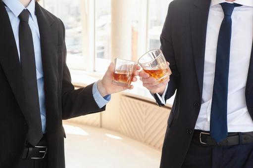 ウイスキーグラスを持つ手元 グラス,乾杯,持つの写真素材