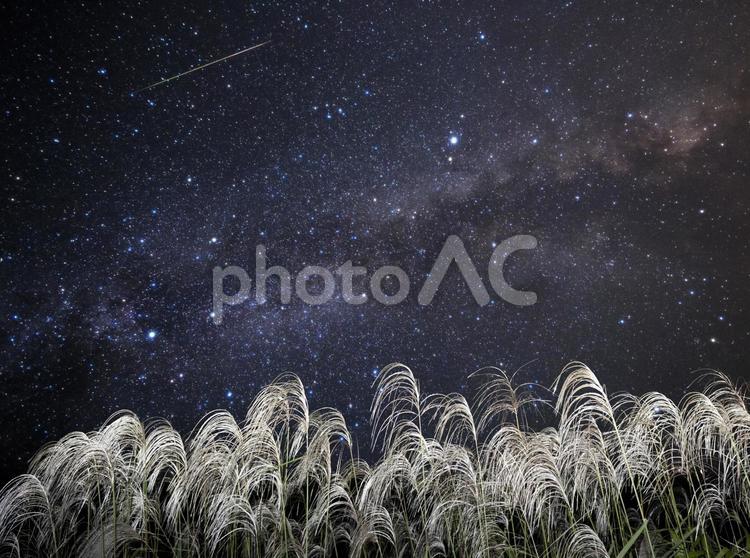天の川と流れ星と秋のススキ 天の川,夏,秋の写真素材