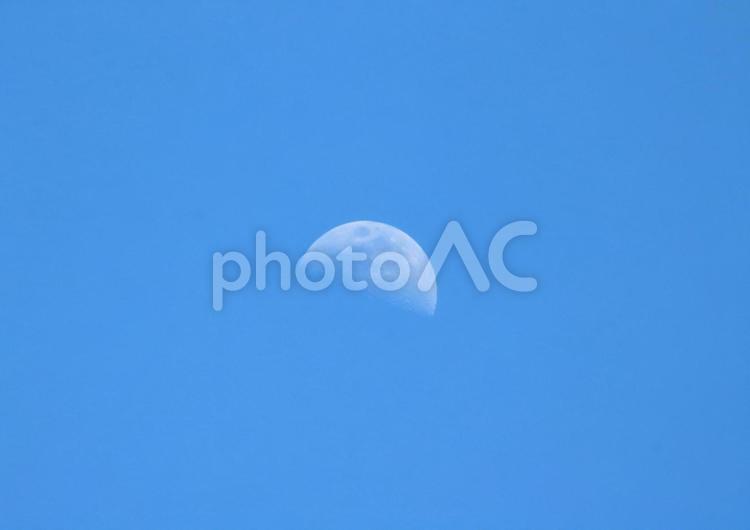 青空に浮かぶ上弦の月 月,上弦,空の写真素材