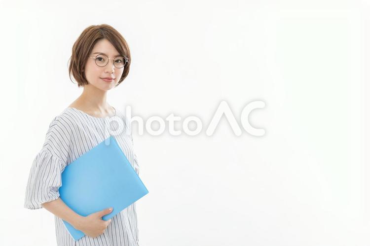 ファイルを持つビジネスウーマン 女性,人物,ファイルの写真素材