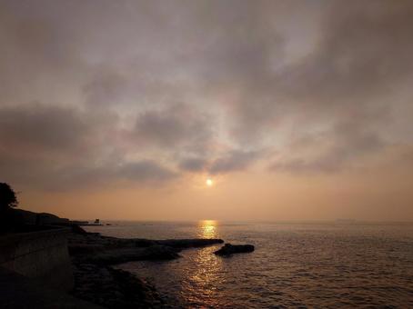 海と夜明けの日の出 海,日の出,夜明けの写真素材