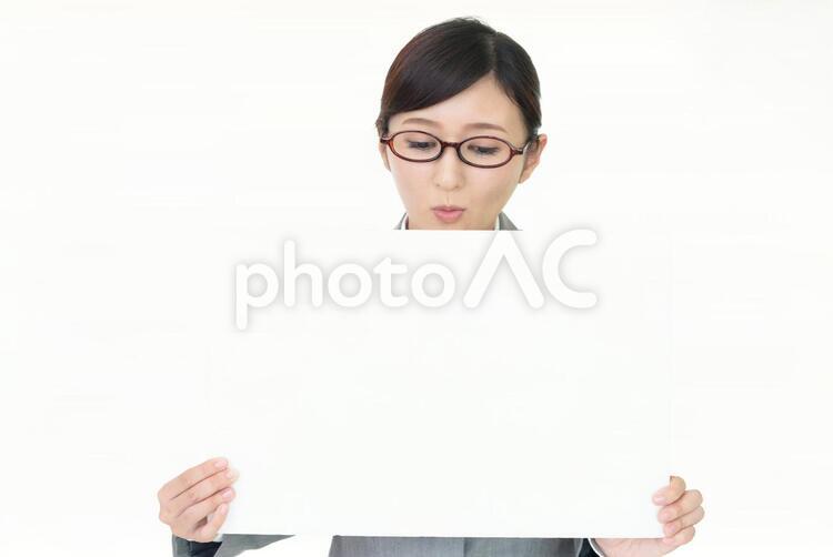 ホワイトボートを持つ笑顔の女性 女性,ビジネスウーマン,女の写真素材