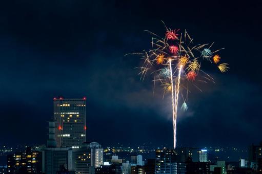 夜空を彩る山形花火大会と霞城セントラル 夜空を彩る山形花火大会と霞城セントラル 山形花火大会,霞城セントラル,花火の写真素材