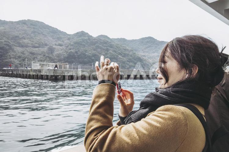 スマホで撮影をする女性 人物,女性,1人の写真素材