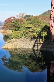 宮ヶ瀬湖　仏果澤橋 宮ヶ瀬湖,晴れた秋の日,晩秋の写真素材